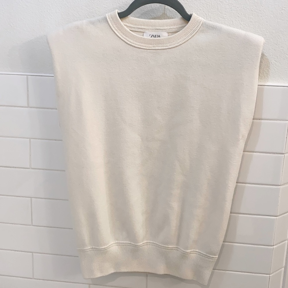 Sleeveless cardigan/vest. Cream. 50%viscose-31% polyester-19% nylon.